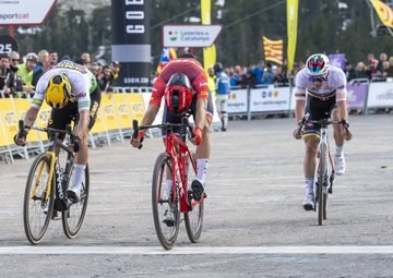Giulio Ciccone guanya a l’esprint la segona etapa de la Volta 2023 (@voltacatalunya)