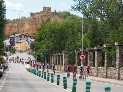 Un grup de ciclistes passen per la Seu d'Urgell abans d'encarar el tram final de la tercera etapa de la Vuelta 2023