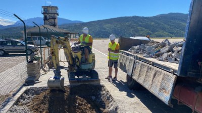 Primers treballs de les obres per instal·lar unes torres d'il·luminació a la zona d'aparcament d'avions de l'Aeroport d'Andorra-La Seu d'Urgell (Foto: ACN)