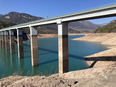Situació actual del pantà de la Baells, a la conca del Llobregat, on aquesta setmana l'ACA hi ha decretat la situació d'exepcionalitat (Foto: Ignasi Cervera / @jicervera)