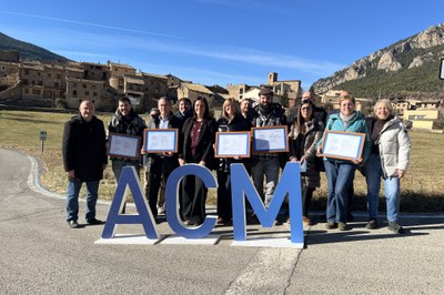 Fotografia de família entre representants dels projectes guanyadors dels premis del projecte 'Arrelament al Territori', impulsat per l'ACM, amb les autoritats que els han lliurat els guardons (Foto: ACN/Albert L. Cobo)