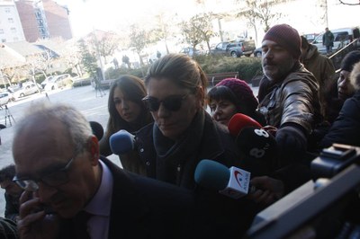 Marga Garau, a l'entrada dels jutjats de la Seu (Foto: ACN)