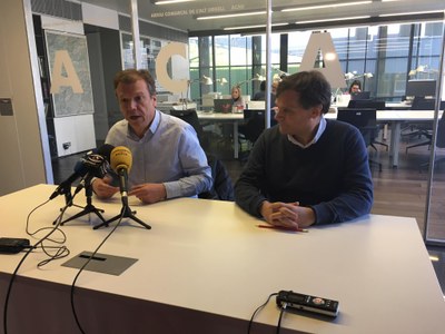 Pere Porta i Julio Quílez presenten l'ingrés del fons de l'AE Sedis Bàsquet a l'Arxiu Comarcal
