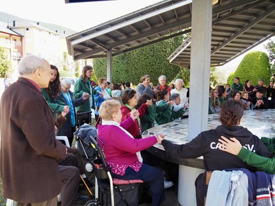 Activitat dels escoltes a la Llar de Sant Josep en el marc de les Garbes