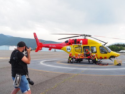 Sessió fotogràfica a l'aeroport Andorra-La Seu d'Urgell del calendari solidari "Bombers amb causa" 