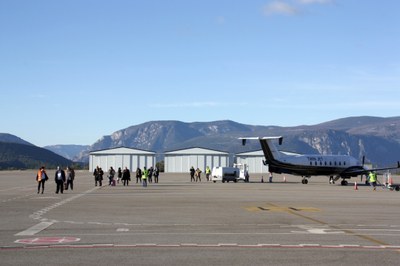 Pla general de la pista de l'aeroport d'Andorra-La Seu amb els passatgers arribant des de Marsella