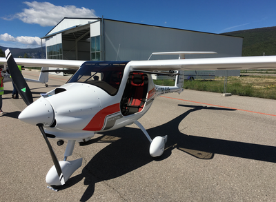 Una aeronau privada a l'Aeroport Andorra-la Seu, amb un hangar al fons (Foto: arxiu)