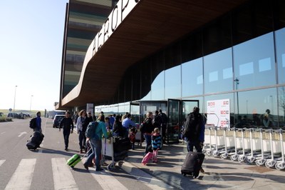Turistes britànics a l'aeroport de Lleida-Alguaire (Foto: ACN)