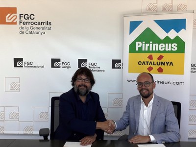Ricard Font i David Font signen el conveni entre FGC i l'ACT per promocionar la marca Pirineus (Foto: Dep. Empresa i Coneixement)