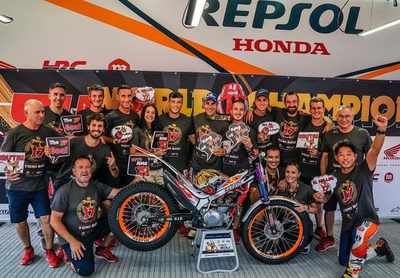 Toni Bou celebra amb el seu equip el seu 33è Mundial de Trial consecutiu (Foto: Pep Segalés)
