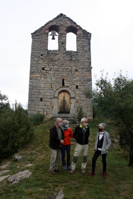 Veïns de Pedra a davant de l'església de Sant Julià (Foto: ACN)