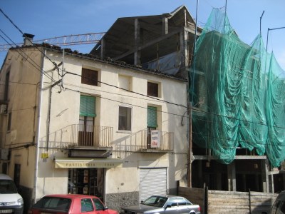L'obra aturada per Urbanisme a Coll de Nargó (a la dreta)