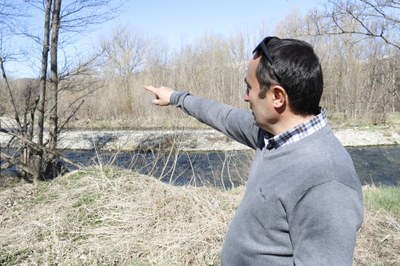 L'alcalde de Das, Enric Laguarda, al costat del riu Segre (Foto: ACN)