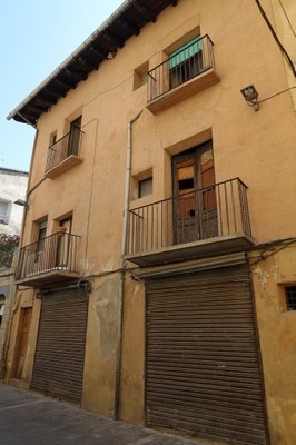 Edifici del carrer Canonges que ha adquirit l'Ajuntament per oferir-hi pisos de lloguer assequible