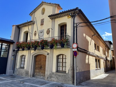 L'edifici dels antics jutjats de la Seu d'Urgell, amb el carrer de l'Escorxador a la dreta (Foto: RàdioSeu / arxiu)