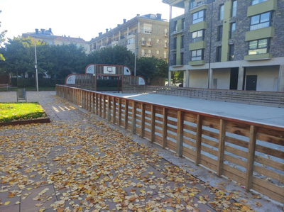Pista esportiva de la plaça Joan Sansa de la Seu d'Urgell