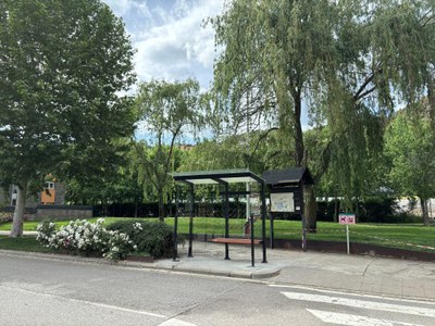 Una de les dues marquesines instal·lades a prop del parc de Bombers per a la connexió de bus que la Direcció General de Comerç ha demanat als nous supermercats de la zona