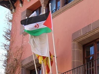 Hissada de la bandera sahrauí al balcó de l'Ajuntament de la Seu