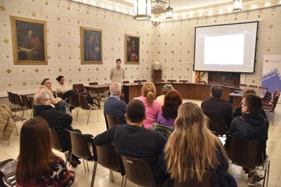 Reunió veïnal a l'Ajuntament de la Seu per parlar de la reforma d'una part de la plaça Joan Sansa