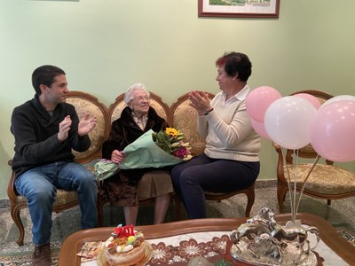Felicitació institucional a Francisca Argelagues pel seu 101è aniversari (Foto: Ajuntament de la Seu d'Urgell)