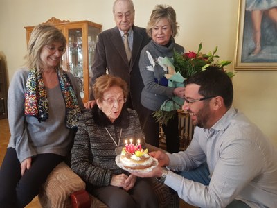 Moment del lliurament de la medalla centenària a Maria Miralles Riera (Foto: Ajuntament de la Seu d'Urgell)
