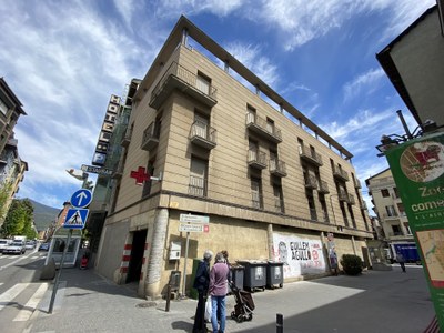 Edifici llegat a l'Ajuntament de la Seu per un veí de la ciutat, a la cantonada del carrer Sant Ot i el passatge de la Missió