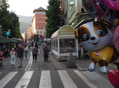 Parades a l'avinguda de Pau Claris de la Seu d'Urgell durant la Festa Major (Foto d'arxiu)