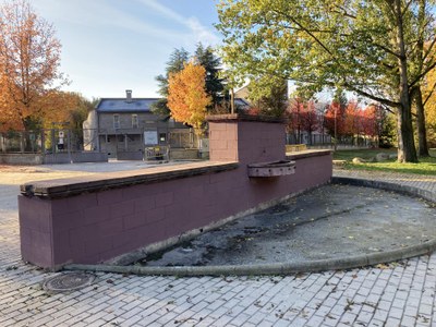 Estat actual de la font de l'entrada al Parc del Valira de la Seu, que serà enderrocada