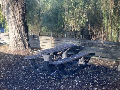 Una taula de pícnic a prop del pont de la Palanca, víctima d'un incendi intencionat