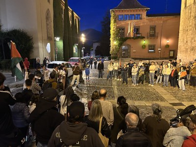 Concentració propalestina aquest dijous a la plaça dels Oms, amb l'edifici de l'Ajuntament de la Seu al fons