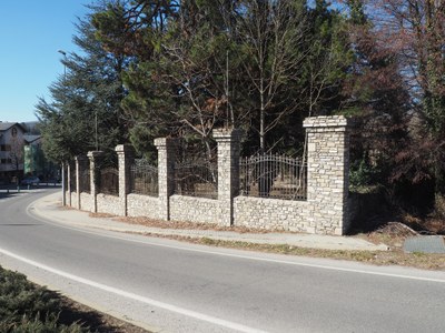 Els terrenys de l'antic Càmping En Valira, al peu de la carretera N-260
