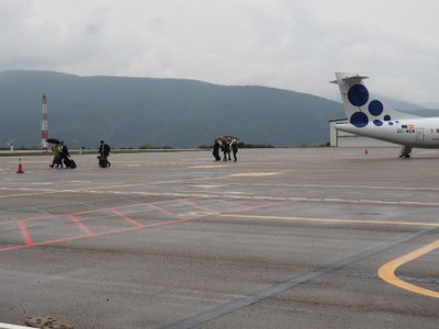 Passatgers a la pista de l'Aeroport Andorra-la Seu (Foto: arxiu)