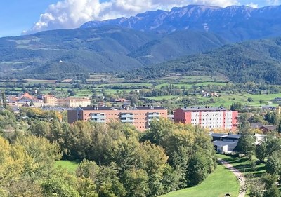 El sector de l'Horta del Valira, des de Castellciutat, amb els blocs de pisos ja existents en primer terme (Foto: RàdioSeu)
