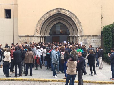 Concentració davant la Sala de Sant Domènec durant el referèndum de l'1-O