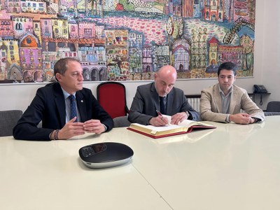Carlos Prieto, amb José Crespín i Joan Barrera, signa al Llibre d'Honor de l'Ajuntament de la Seu d'Urgell