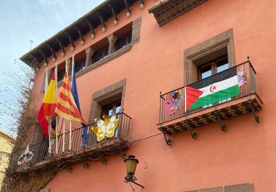 La bandera del Sàhara Occidental, aquest dijous al balcó de l'Ajuntament de la Seu