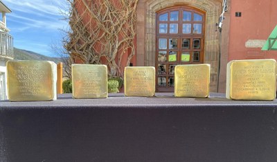 Les llambordes Stolpersteine de la Seu d'Urgell, davant de l'Ajuntament, el dia que es van presentar i instal·lar