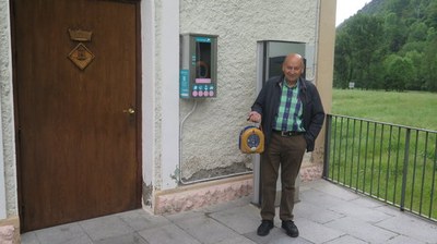 L'alcalde Josep Maria Dalmau amb un desfibril·lador (Foto: ACN)
