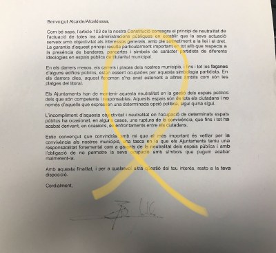 Primer pla de la carta enviada pel delegat del govern espanyol a Catalunya, Enric Millo, a l'alcalde de Sort, Raimon Monterde, amb un llaç groc (Foto: ACN)