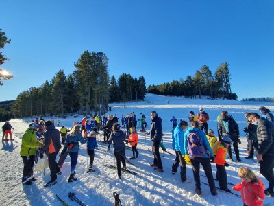 Bona afluència a l'estació de Tuixent-la Vansa, aquest pont de la Puríssima (Foto: Tot Nòrdic)