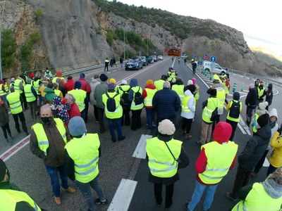 Protesta a la C-14, a Peramola, per reclamar solucions per a una nena amb necessitats especials (Foto: Maria Mas)