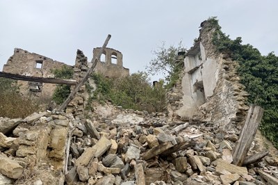 Una casa enrunada i la façana de l'església del poble abandonat de Tendrui Vell, al Pallars Jussà (Foto: ACN/Marta Lluvich)