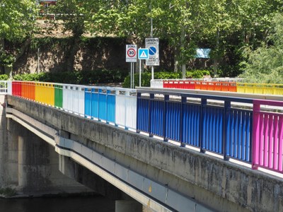 Repintat de les baranes del Pont de la Palanca de la Seu d'Urgell amb els colors de l’arc de Sant Martí, símbol del col·lectiu LGTBIQ+ (Foto: CCAU)