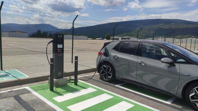 Nou punt de recàrrega de vehicles elèctrics a l'Aeroport de la Seu