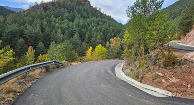 Pavimentació d'una carretera de muntanya (Foto: Dep. Territori)