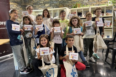 Un grup d'escolars de l'Alta Ribagorça amb el joc en ribagorçà 'Qui soc jo?' (Foto: ACN/Marta Lluvich)