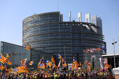 Manifestació 'Omplim Estrasburg', davant del Parlament Europeu (Foto: ANC)
