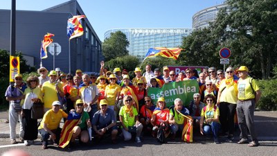 Manifestants de l'Alt Urgell a la concentració 'Omplim Estrasburg' (Foto: ANC Alt Urgell)