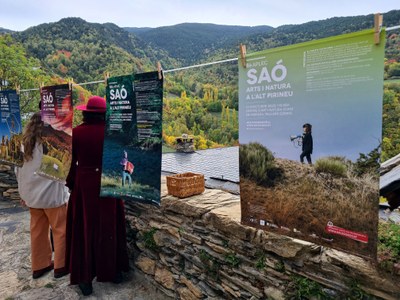 Rètol que anuncia l'Aplec Saó de Farrera penjat al Centre d'Art i Natura (Foto: ACN)