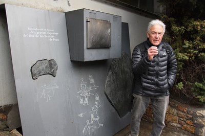 Pere Campmajó, davant la reproducció dels gravats del Roc de les Bruixes (Foto: ACN)